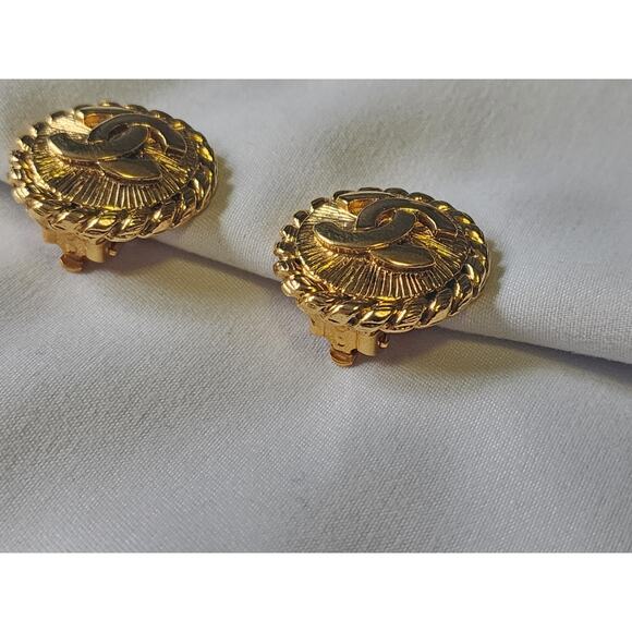 US BASED Authentic Vintage CHANEL Clip On Gold Tone Double CC Earrings - Picture 8 of 9